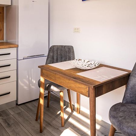 Nina House Lägenhet Târgu Jiu Exteriör bild